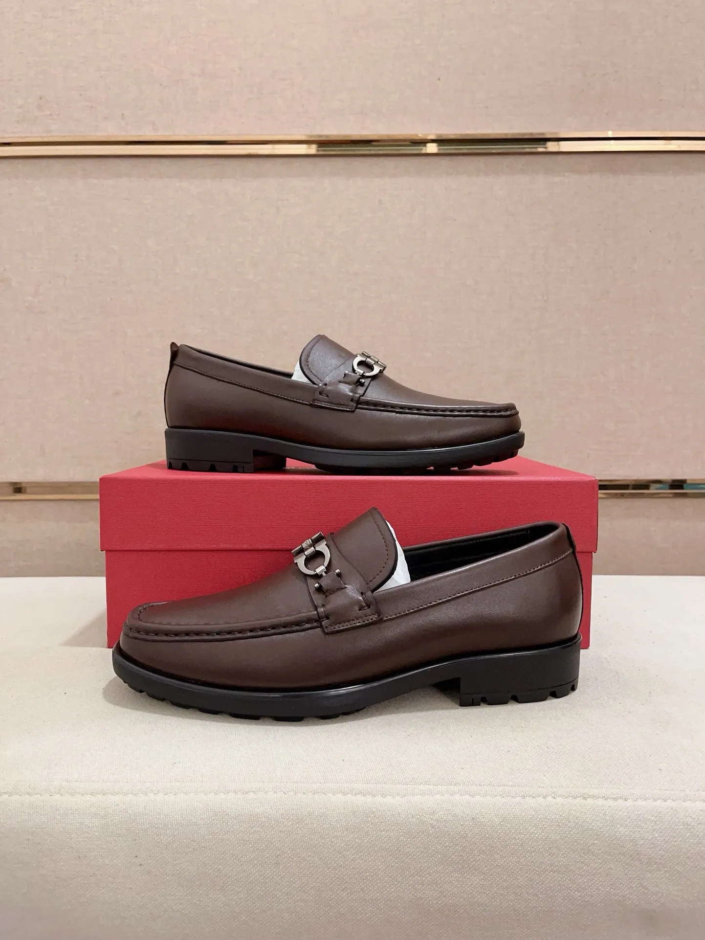 Men's shoes💰: 560💰 High version Ferragamo quality! 🆕🆕Exclusive hot-selling products in stock🔥🔥New products on the shelves, high-quality shoes, high-end driving shoes, with complete packaging! 💪 💪 Material: imported patented cowhide 🐂 + imported high-quality water-dyed cowhide lining + wear-resistant outsole 👍🏻👍🏻 Features: high-end and comfortable, purely handmade 🚀 🚀 Create the perfect shoes that suit you best 🔥 🔥 Size: (38-44) Can be customized 45 non-returnable!